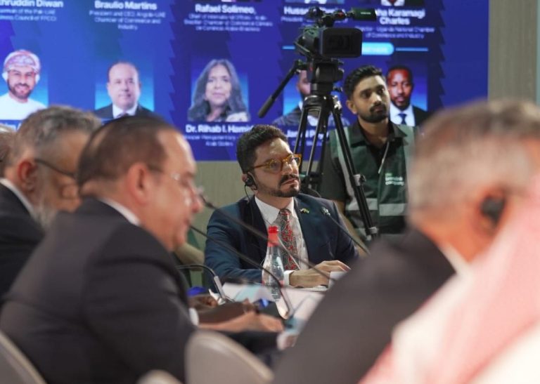 AIM: Câmara Árabe propõe comércio mais digital Rafael Solimeo (no centro) participou de debate entre câmaras de comércio