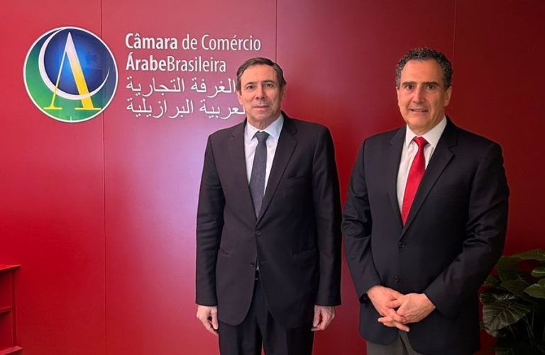Embaixador Carlos Sérgio Sobral Duarte (esq.) com William Adib Dib Junior (dir.)
