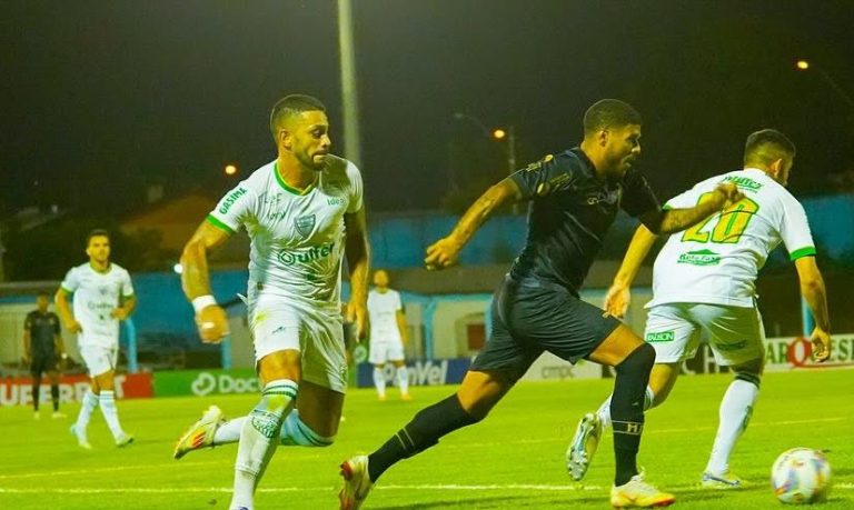 Futebol gaúcho: clube contrata técnico do Bahrein Monsoon em campo (jogador com camiseta escura) em fevereiro de 2025