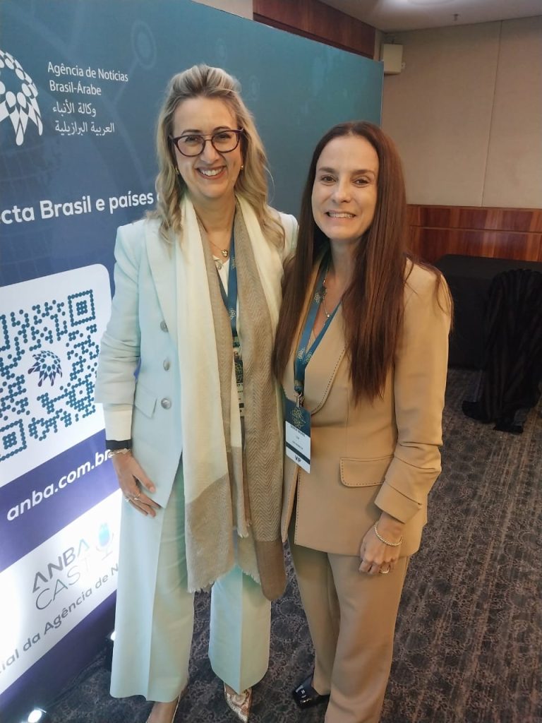 Natasha Ridge (esq.) com a empresária Georgia Mourad (dir.) em São Paulo