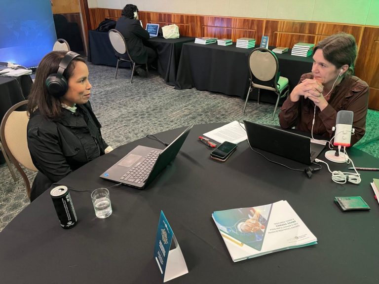 A jornalista Isaura Daniel (dir.) entrevista Maranata Joquebede (esq.), da Timbro Trading