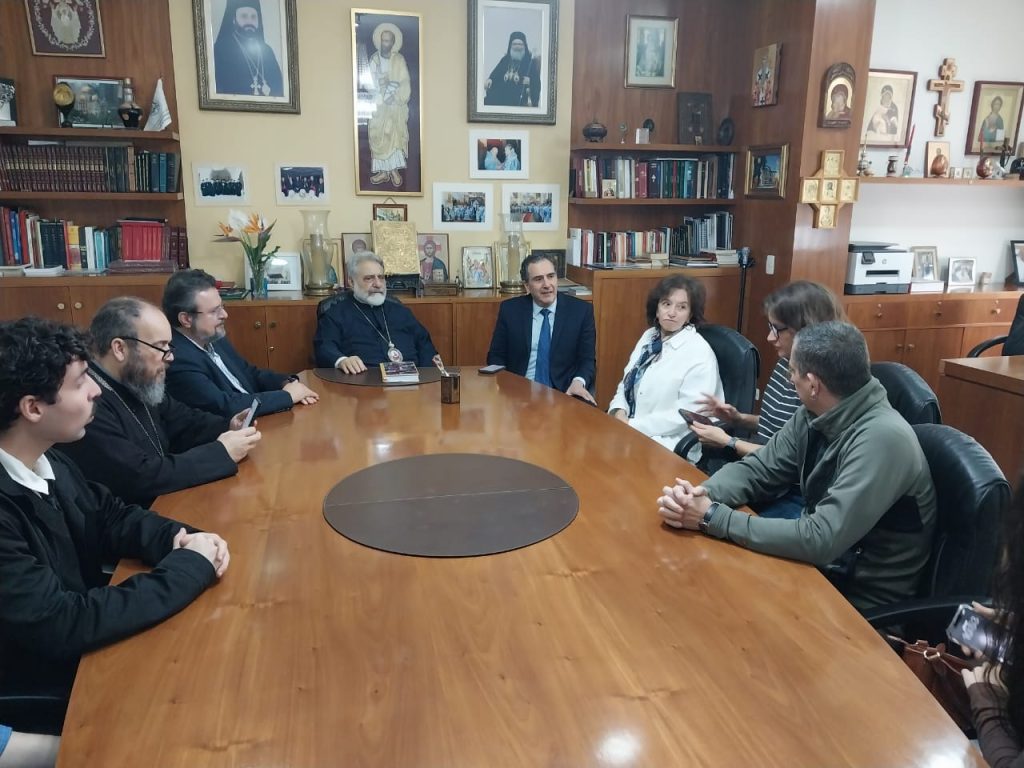 Encontro para entrega de livros e discussão de projeto da imigração