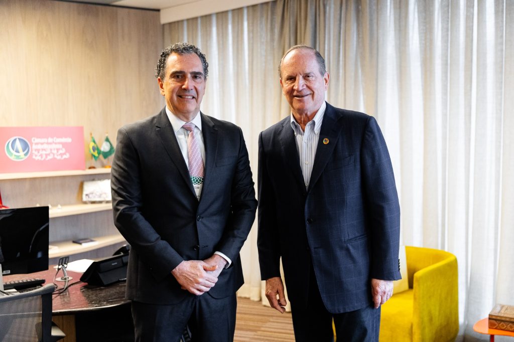 Dib (à esq.) abriu o encontro que discutiu as oportunidades de exportar ao mundo árabe com palestra de Furlan