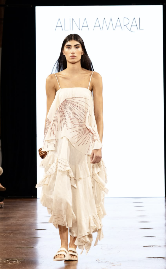 Em desfile: peças são vendidas no Brasil e no exterior