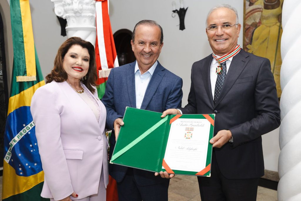 Vice-governadora (esq.) e governador de SC (centro) em entrega de medalha ao embaixador do Marrocos (dir.)