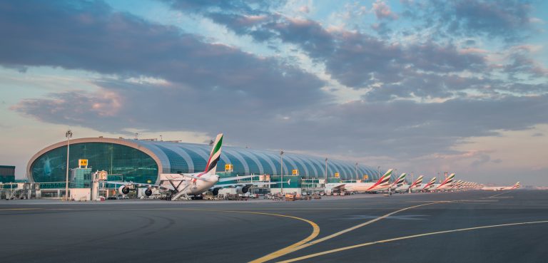 Emirates recruta pilotos e comissários no Brasil Aviões da empresa no aeroporto de Dubai: integrantes da tripulantes da Emirates ficam baseados na cidade