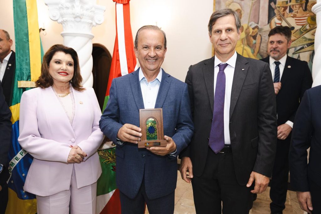 Mourad (dir.) com governador e vice-governadora
