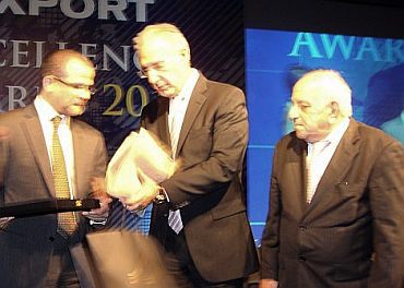 Diretores da Câmara Árabe entregam prêmio nos Emirados