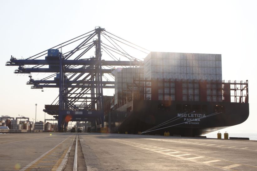 Balança comercial tem superávit de US$ 828 milhões