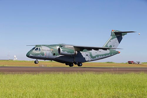 Embraer realiza primeiro voo de avião militar