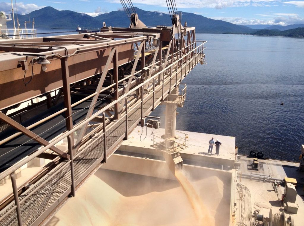 Exportações crescem e saldo bate recorde