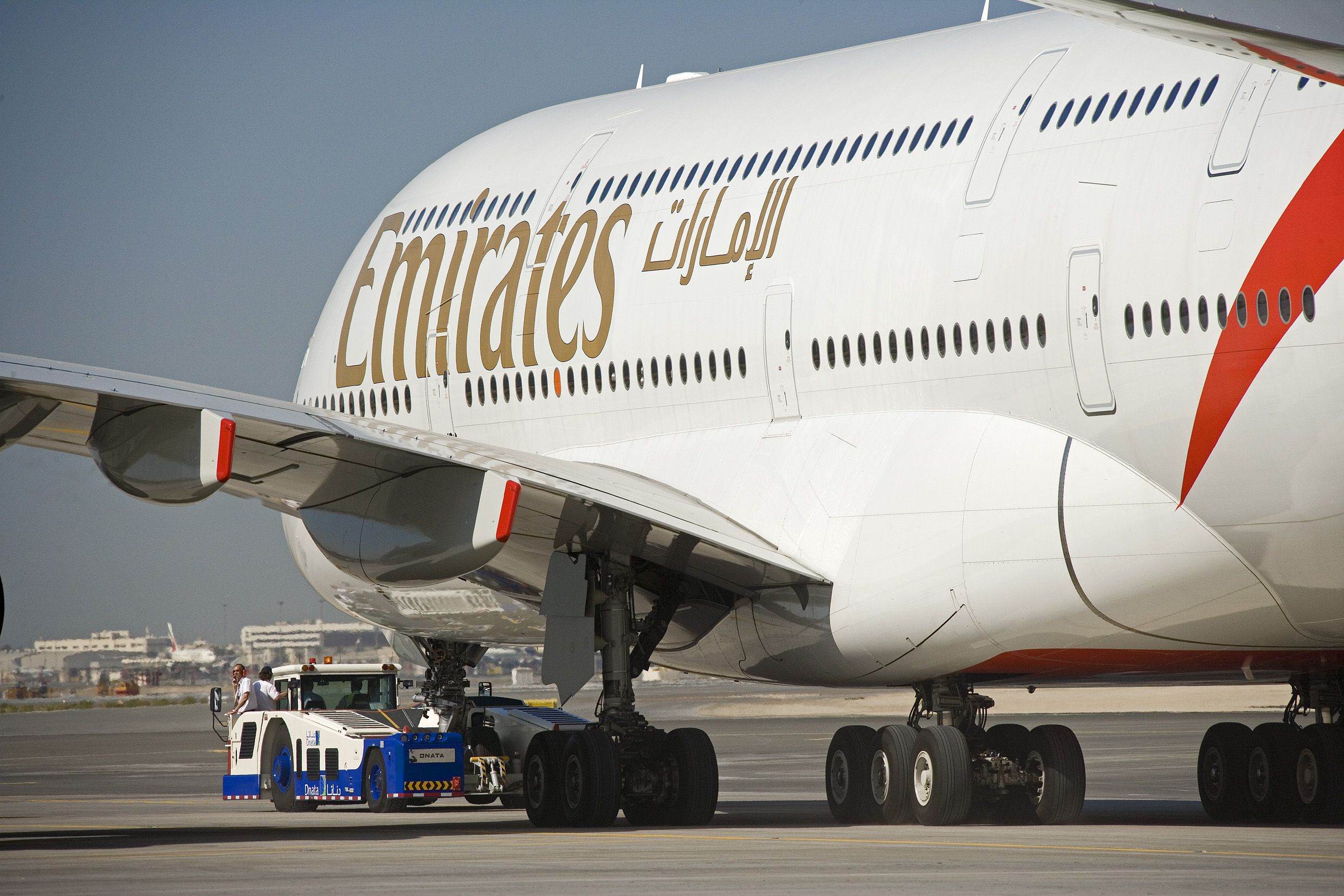 Авиарейсов 2. Аэробус а380 Эмирейтс. Самолет Emirates a380. Боинг 747 Emirates. Двухэтажный Аэробус Эмирейтс.