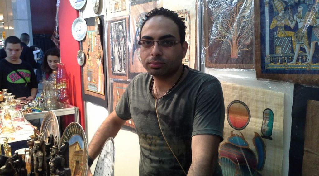 Artesão egípcio participa de feira em São Bernardo