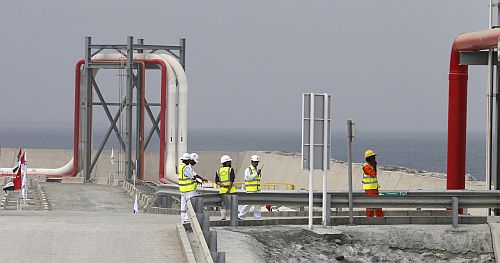 Emirados cortam produção em 200 mil barris diários