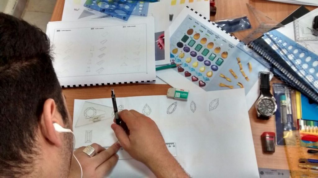 Argelinos recebem treinamento em joalheria no Brasil