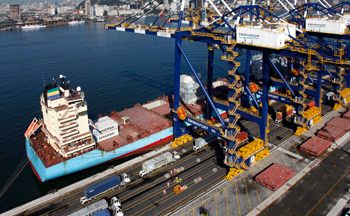 Balança comercial brasileira volta a ter déficit