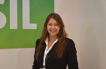 Brazilian woman sells flowers online in the Emirates