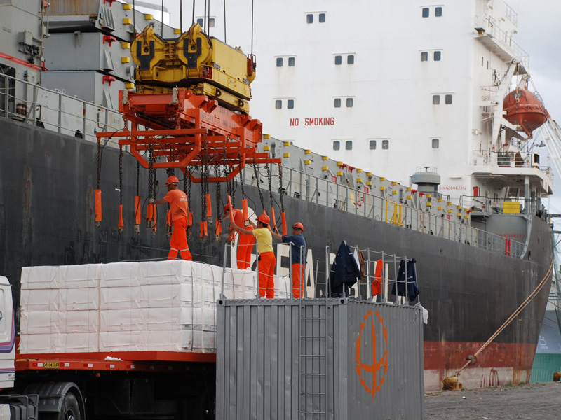 Plataforma de petróleo amplia superávit