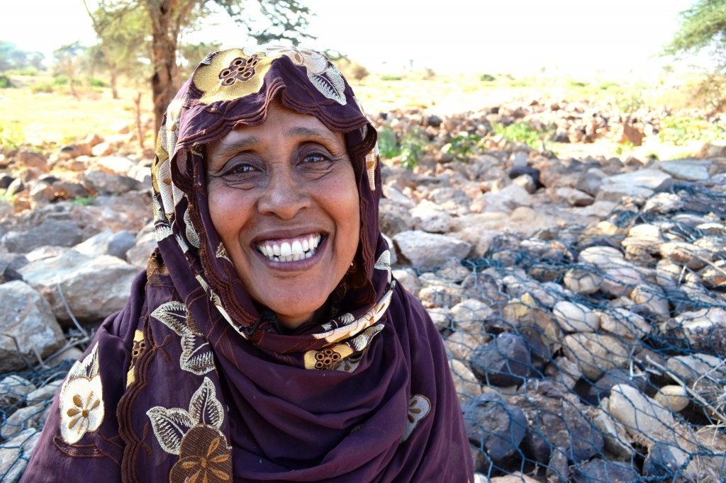 Gisele Bündchen entrega prêmio a somali