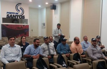 Qatari businessmen pay visit to Port of Santos