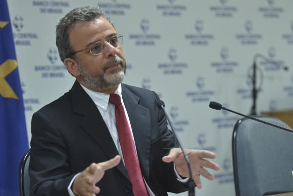 Câmbio e recessão derrubam déficit externo