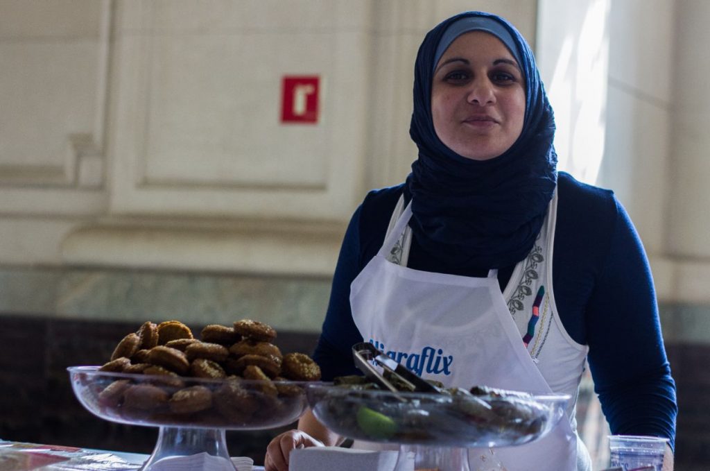 Refugiada síria realiza oficina de culinária