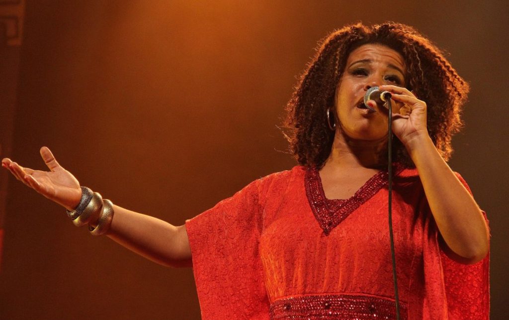 Cantora busca apoio para promover o samba no Marrocos