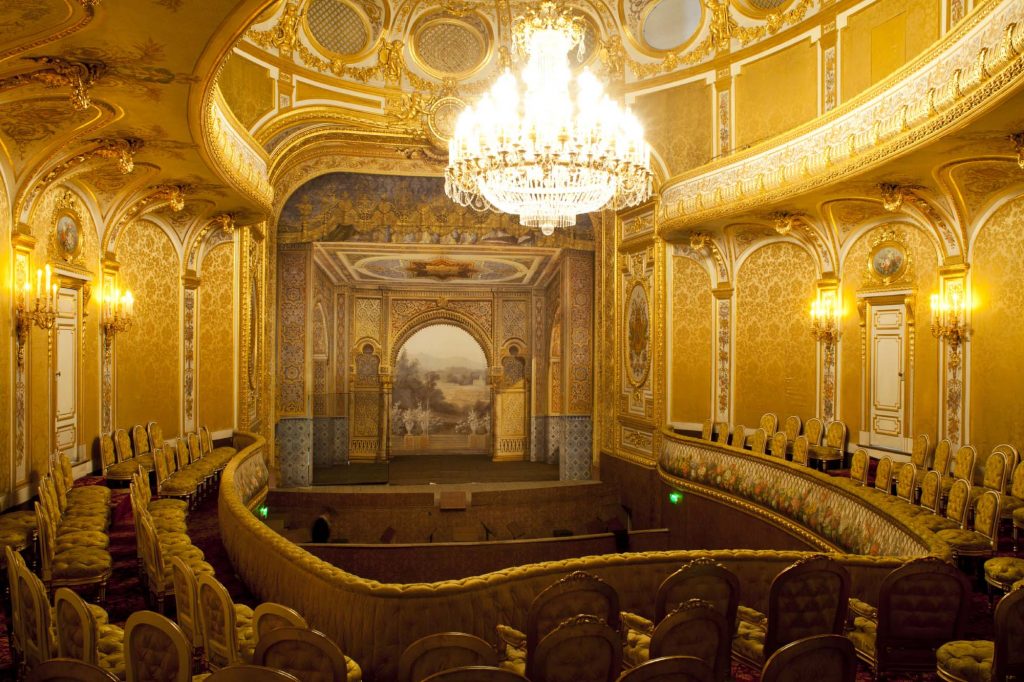 Xeque árabe restaura teatro francês