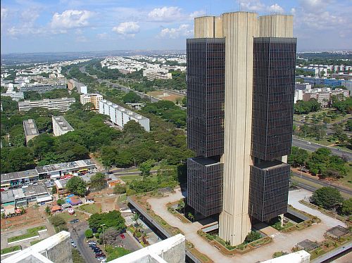 Banco Central reduz previsão de déficit externo
