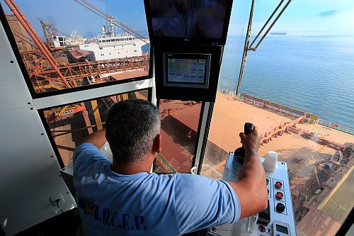 Ano começa com déficit comercial