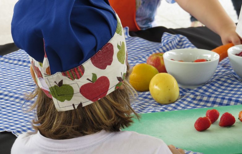 Crianças aprendem a fazer comida árabe