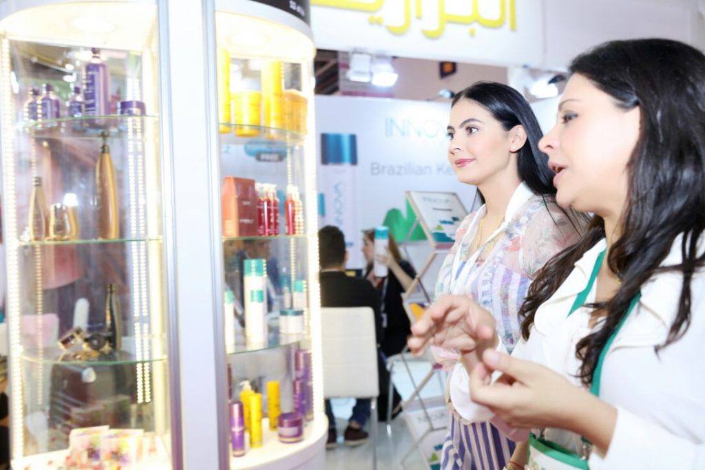 Blogueiras de beleza divulgam Brasil em feira