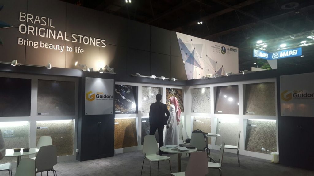 Empresas fecham negócios em feira de rochas em Dubai